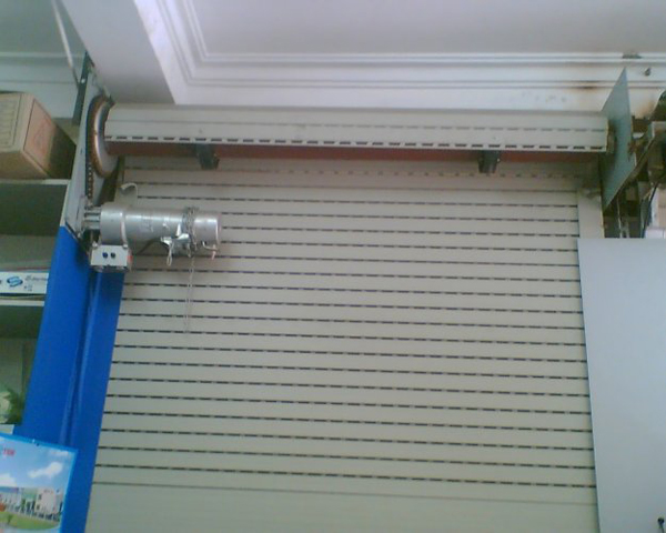 cua-cuon-austdoor-khe-thoang-7
