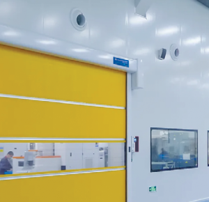 Hệ thống cửa cuốn nhanh PVC tự động lắp đặt tại cửa kho xưởng thực phẩm.